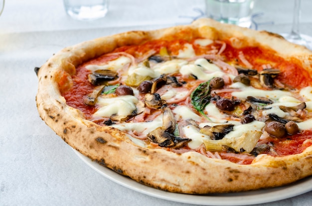 Pizza Capricciosa in ristorante italiano.