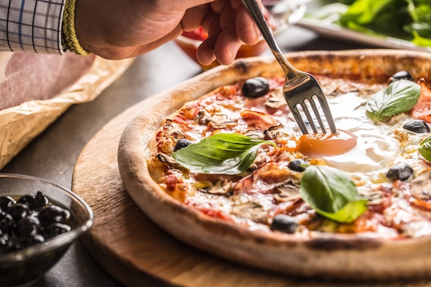 Pizza capricciosa italiano pasto da prosciutto funghi carciofi uovo parmigiano olive e basilico