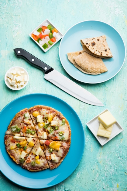 Pizza Chapati fatta con Roti avanzato, Paratha con Formaggio, Verdure, Paneer e Salsiccia