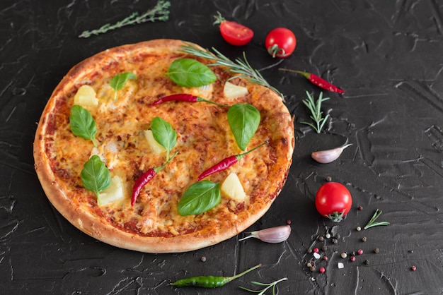 Pizza, cibo, verdura. Pizza di verdure, funghi e pomodori su uno sfondo scuro. Può essere usato come sfondo