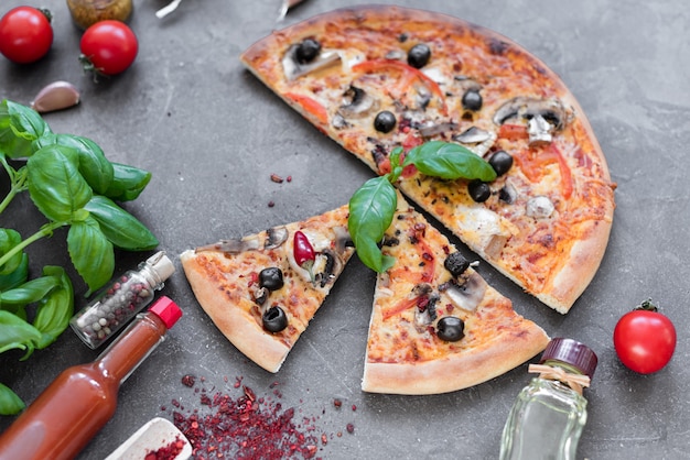 Pizza, cibo, verdura. Pizza di verdure, funghi e pomodori su uno sfondo scuro. Può essere usato come sfondo