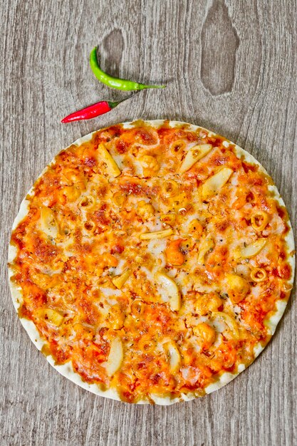 Pizza classica ai frutti di mare con salsa piccante al peperoncino