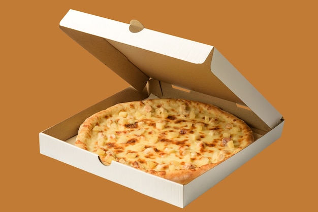 Pizza con ananas in una scatola di cartone isolato su sfondo.