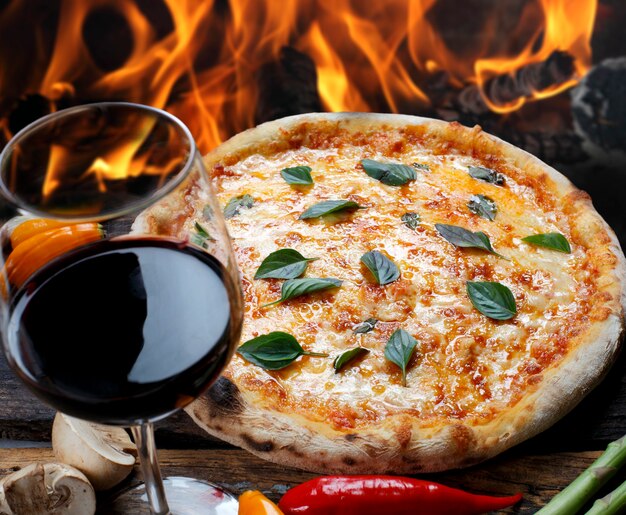 Pizza con bicchiere di vino rosso