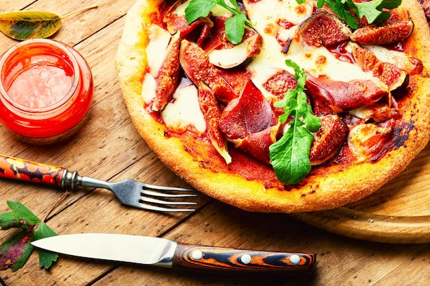 Pizza con carne e frutta