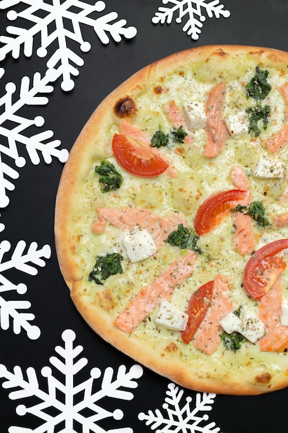 Pizza con decorazione di fiocchi di neve. Pizza d&#39;inverno