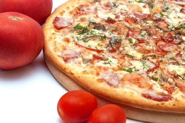 Pizza con formaggio a funghi di pomodoro fresco e salsiccia su una tavola rotonda isolata su uno sfondo bianco