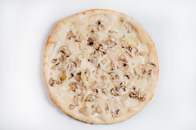 Pizza con formaggio di cipolla e funghi su un piatto bianco