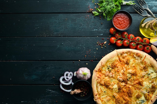 Pizza con formaggio di pollo e senape Vista dall'alto Spazio libero per il testo