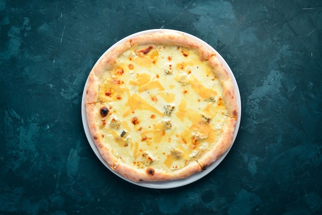 Pizza con formaggio Piatto tradizionale italiano Sullo sfondo vecchio Vista dall'alto Spazio libero per il testo