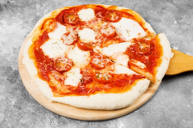 Pizza con formaggio, pomodori e basilico