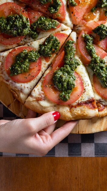 Pizza con formaggio, pomodoro e pesto