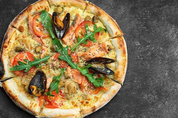 Pizza con frutti di mare cozze gamberi salmone capesante