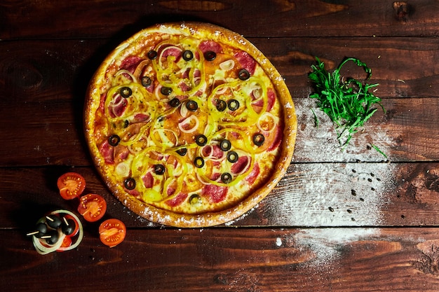 Pizza con funghi cipolla e cetriolo