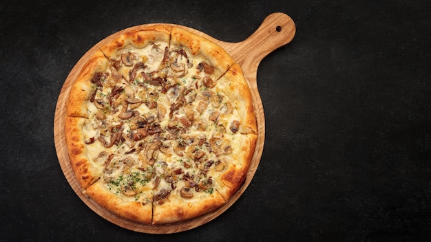 Pizza con funghi e formaggio su una tavola di legno