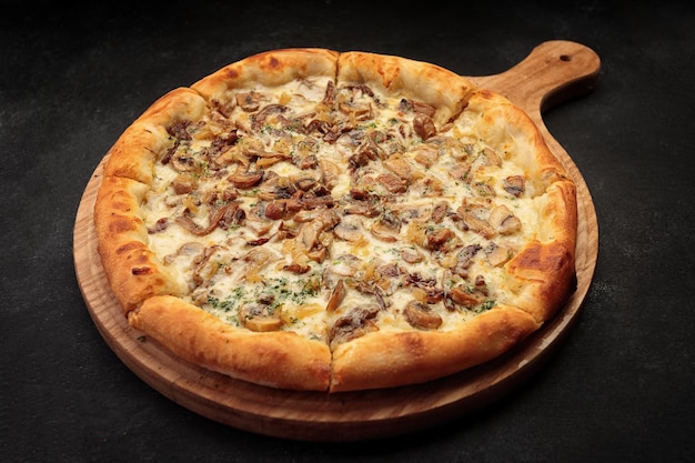 Pizza con funghi e formaggio su una tavola di legno