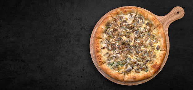 Pizza con funghi e formaggio su una tavola di legno