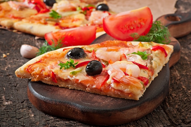 Pizza con gamberi, salmone e olive