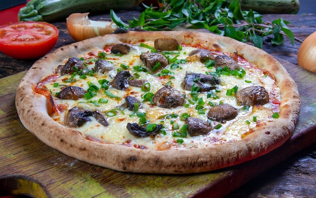 Pizza con mozzarella, salsa di pomodoro e funghi