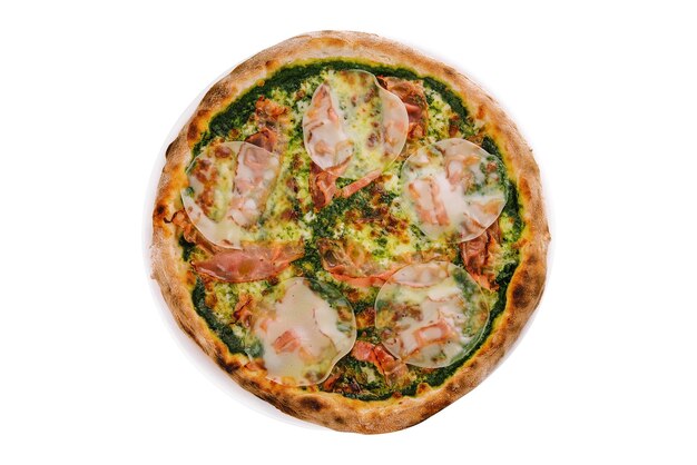 Pizza con pancetta e spinaci su sfondo bianco