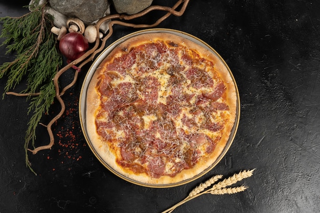 Pizza con pancetta, salame e parmigiano