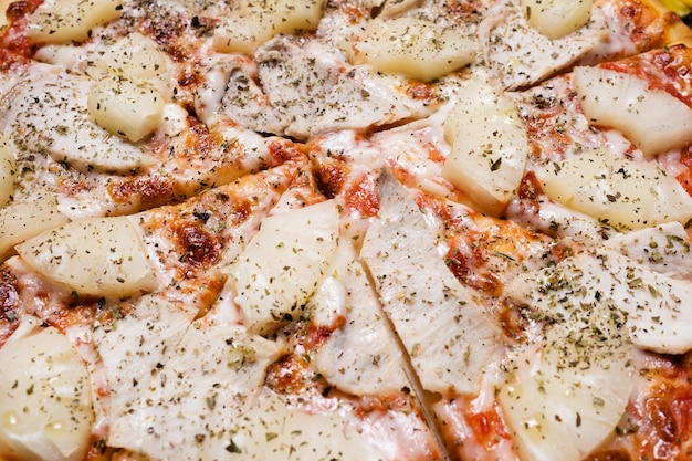 Pizza con pollo all'ananas. Fast food, mangiare troppo e mangiare male concetto