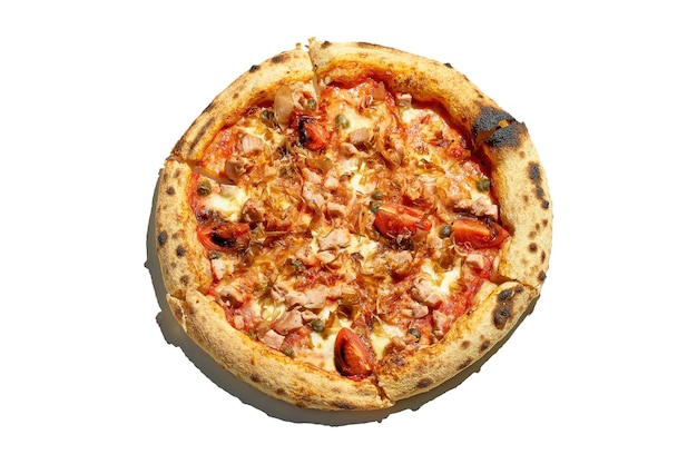 Pizza con pollo pomodori e salsa bianca isolati su sfondo bianco