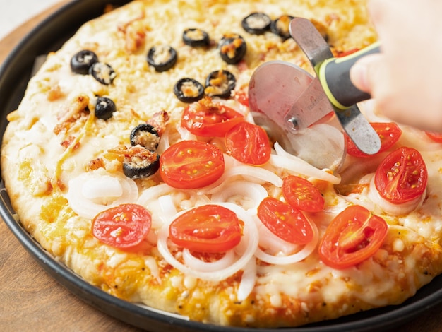 Pizza con pomodori e olive