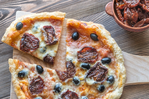 Pizza con pomodori secchi e mozzarella