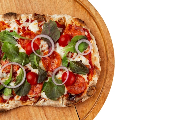 Pizza con pomodorini e basilico su tavola di legno. Piatti della tradizione italiana da leccarsi i baffi. Avvicinamento. Isolato su sfondo bianco. Spazio per il testo.