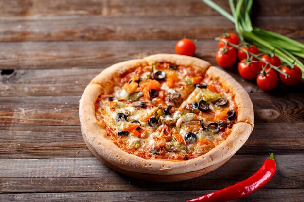 Pizza con pomodoro funghi e olive