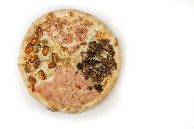 Pizza con prosciutto di cozze gamberetti e funghi isolati