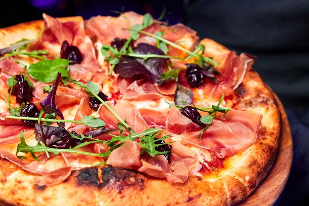 Pizza con prosciutto e ciliegie secche