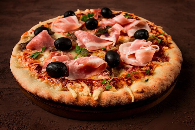 Pizza con prosciutto e funghi pancetta olive vista dall'alto fatta in casa senza persone