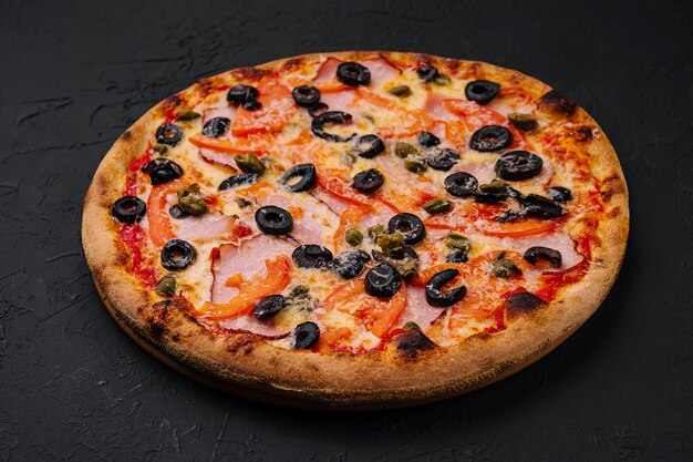 Pizza con prosciutto, formaggio parmigiano e olive