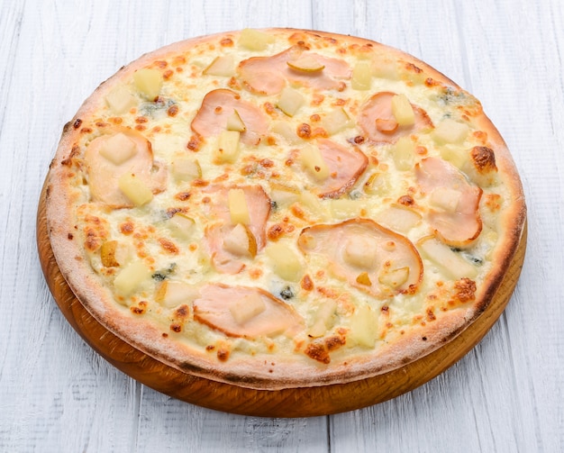 Pizza con prosciutto, mele e ananas