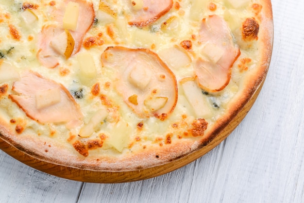 Pizza con prosciutto, mele e ananas