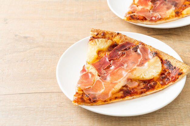 Pizza con prosciutto o pizza al prosciutto di Parma - Stile alimentare italiano