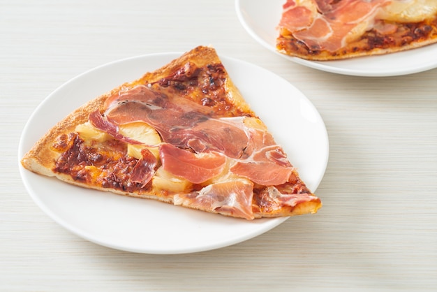 Pizza con prosciutto o prosciutto di parma pizza - Italian food style