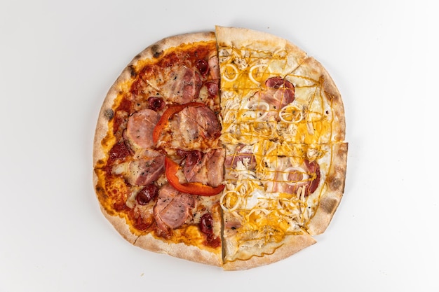Pizza con prosciutto rucola e verdure su sfondo bianco