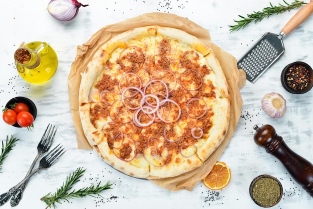 Pizza con ragù alla bolognese Vista dall'alto spazio libero per il testo