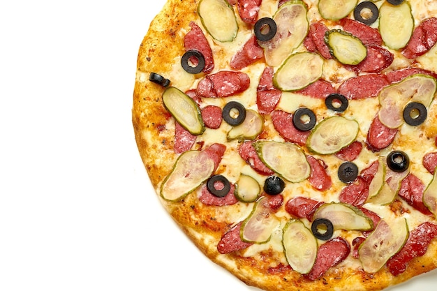 Pizza con salame, cetriolo e olive, salsa e formaggio fuso, lati croccanti, isolati su sfondo bianco