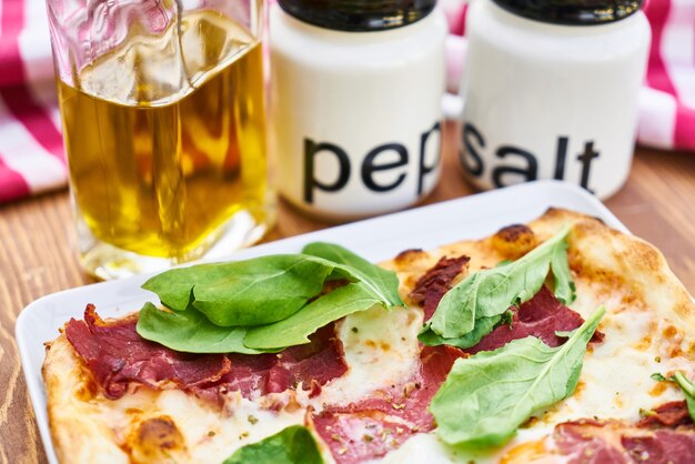 Pizza con sale, pepe e olio d&#39;oliva