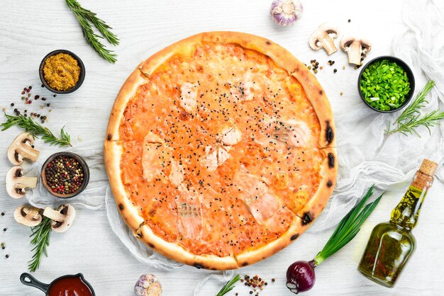 Pizza con salmone e salsa di pomodoro Cucina italiana Consegna cibo Vista dall'alto