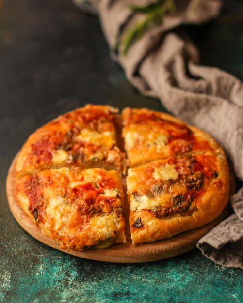 pizza con salsa di pomodoro e formaggio
