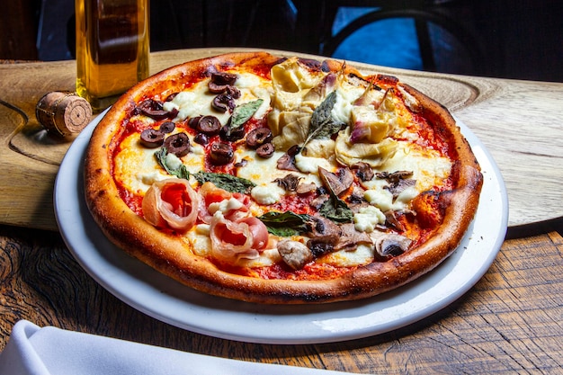 Pizza con salsa di pomodoro mozzarella e funghi