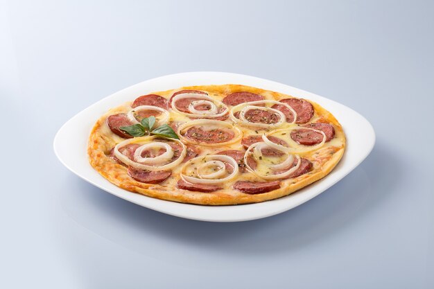 Pizza con salsiccia piccante e anelli di cipolla