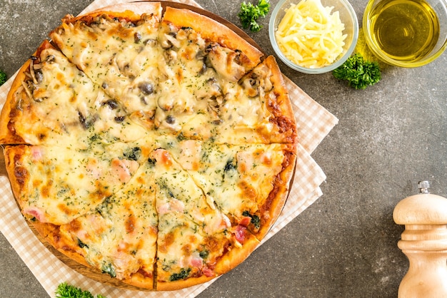 pizza con spinaci e funghi