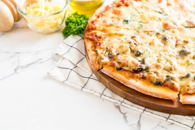 pizza con spinaci e funghi