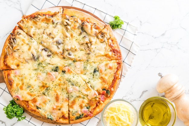 pizza con spinaci e funghi